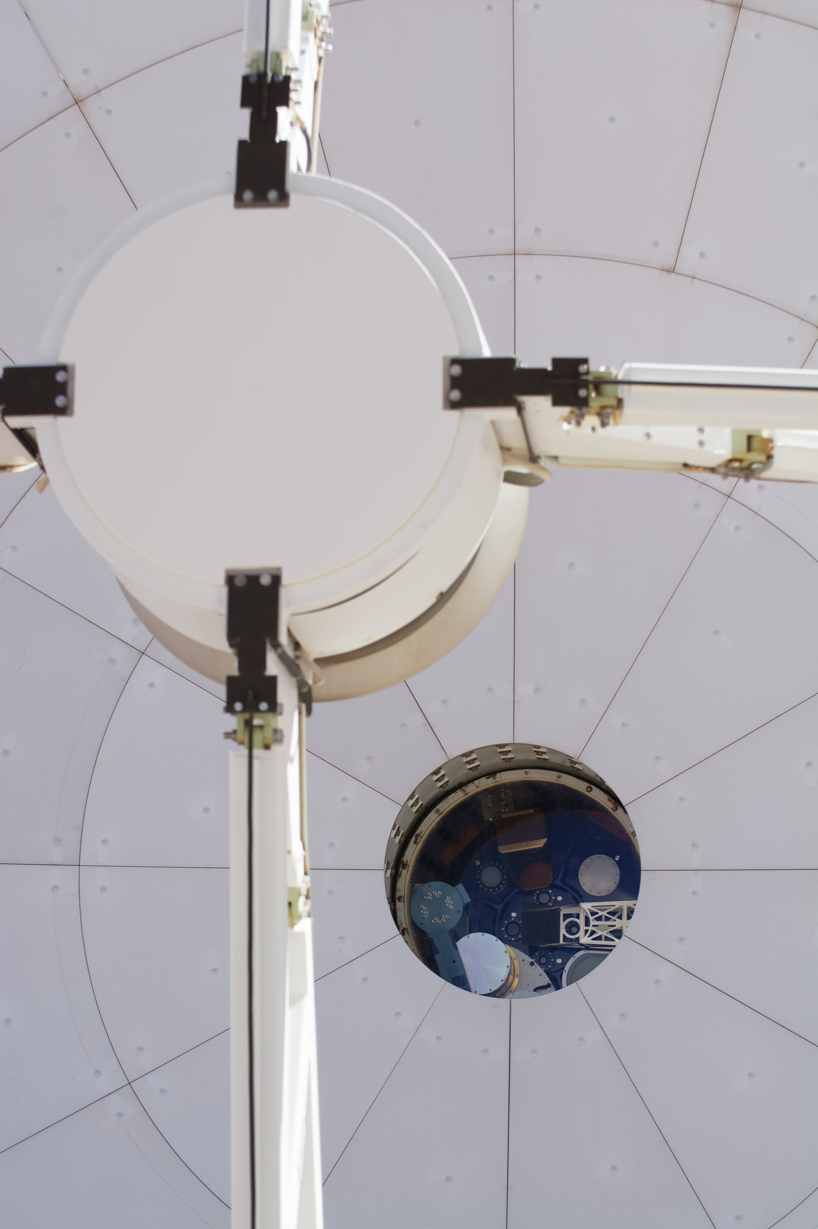 A close up of ALMA, you can see the receivers (that register the light collected by the antenna) through a circular window.